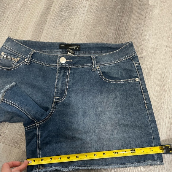 Venezia women ๐๐ Blue Jean Distressed Shorts Rolled Hems Casual, size 14, GUC - Picture 8 of 9